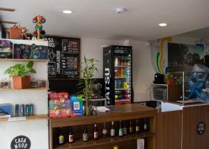 una cafetería con barra y estanterías de bebidas en Casa Mood Usaquen, en Bogotá