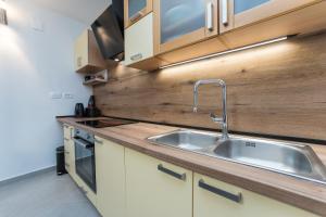 Kuchyňa alebo kuchynka v ubytovaní Studio Apartman Mirakul + 22 fotografií
