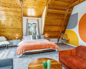מיטה או מיטות בחדר ב-Eagle View Mountain Retreat with stunning views, hot tub, decks, 1 acre