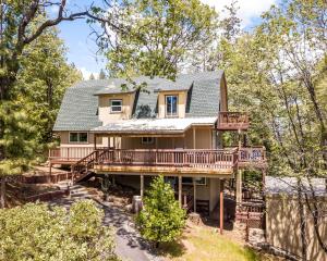 Gallery image of Eagle View Mountain Retreat with stunning views, hot tub, decks, 1 acre in Sonora