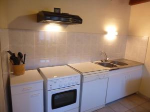 uma cozinha com um lavatório e um fogão em Gîte Saint-Geneys-prés-Saint-Paulien, 4 pièces, 5 personnes - FR-1-582-305 em Saint-Geneys-près-Saint-Paulien