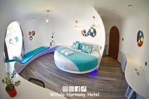 Un pat sau paturi într-o cameră la Wifala Harmony Hotel