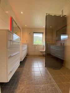 Fotografie z fotogalerie ubytování Villa med jacuzzi og nydelig utsikt v destinaci Gravdal