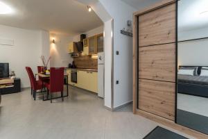 Kuchyňa alebo kuchynka v ubytovaní Studio Apartman Mirakul