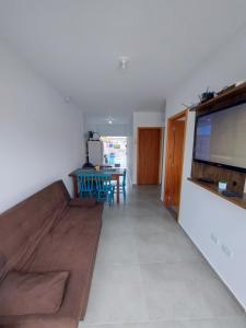 - un salon avec un canapé et une table dans l'établissement Balneário Céu Azul, com piscina a 350m da praia, à Matinhos