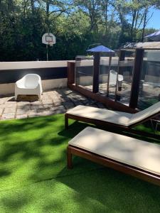 une terrasse avec de l'herbe verte et un panier de basket. dans l'établissement ESPEJO DE SOLEDADES, à Vigo de Sanabria