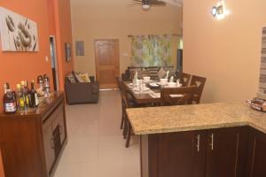 Imagen de la galería de The Royal Escape Home, en Ocho Ríos 9 fotos más