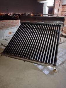 a metal bench sitting on top of a building at D´ Barrig in Trujillo