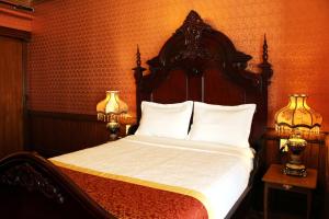 a bedroom with a large bed with two lamps at Prince inn in Charlottetown