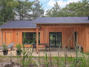 una pequeña casa de madera con techo solar en 8 person holiday home in lb k en Ålbæk