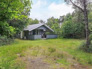 una pequeña casa en medio de un campo en 5 person holiday home in lb k, en Ålbæk