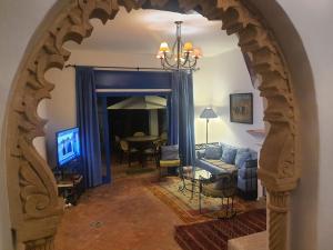 an archway in a living room with a blue couch at Villa à Bouznika Bay-plage et golf in Bouznika
