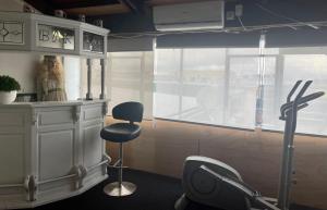 ファンガレイにあるKamo Studio Apartmentの椅子、デスク、窓が備わる客室です。