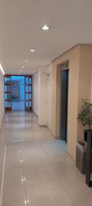 an empty hallway in a building with a potted plant at Dpto de 1 dormitorio en el centro de la ciudad in Rosario