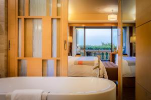 Your World International Conference Centre Hotel客房内的一张或多张床位