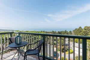 eine Terrasse mit 2 Stühlen und einem Tisch auf dem Balkon in der Unterkunft Ocean View Retreat Mins to Beaches & Trails in Pacifica