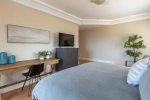 Μια τηλεόραση ή/και κέντρο ψυχαγωγίας στο Ocean View Retreat Mins to Beaches & Trails