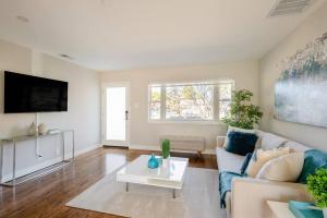 Μια τηλεόραση ή/και κέντρο ψυχαγωγίας στο Sunny House with Hot tub near Stanford