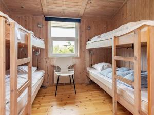 Двухъярусная кровать или двухъярусные кровати в номере Holiday home Hjørring XLII