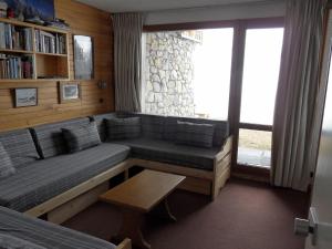 une chambre avec un canapé, une table et une fenêtre dans l'établissement Appartement Belle Plagne, 2 pièces, 5 personnes - FR-1-181-2261, à La Plagne Tarentaise