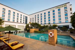 un hotel con piscina y un hotel en Dusit Princess Srinakarin Bangkok en Bangkok
