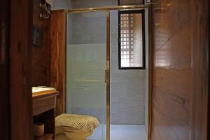 uma casa de banho com um chuveiro e um WC. em Hotel Veneto De Vigan em Vigan