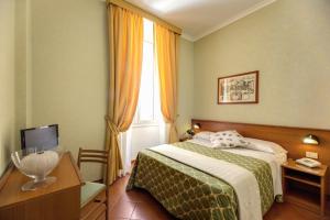 ローマにあるホテル コロナのベッドルーム(ベッド1台、テレビ、窓付)