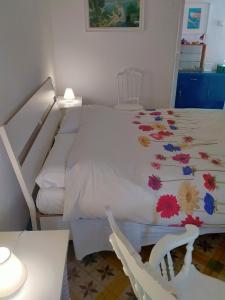 1 dormitorio con 1 cama, mesa y sillas en Trilocale in dimora tipica, en Montale