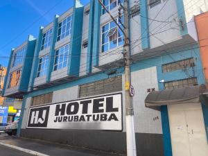 un edificio con un letrero de hotel en su lateral en Hotel Jurubatuba en São Bernardo do Campo