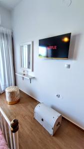 TV i/ili multimedijalni sistem u objektu The Elysian at Nicopolis jacuzzi