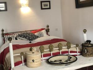 ein Schlafzimmer mit einem Bett mit einem Teller darauf in der Unterkunft Riad le Consulat - Private Riad, Breakfast included in Essaouira