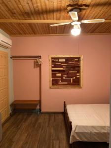 Posteľ alebo postele v izbe v ubytovaní Catalina's house -Μικρή εξοχική κατοικία με αυλή & parking