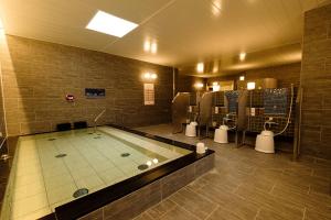 松山的住宿－松山新豪酒店，一间带浴缸的大浴室。