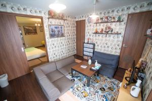 un soggiorno con divano e tavolo di Tomoeドットコム2 onepiecehouse a Hakodate
