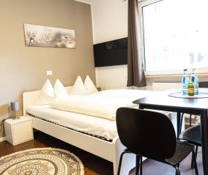 Un dormitorio con una cama y una mesa y sillas. en Flow Apartments Karl Wolf Park, en Merano 71 fotos más