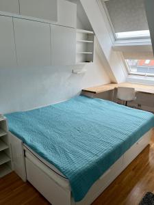 Postel nebo postele na pokoji v ubytování Dachgeschosswohnung mit kostenlosem Parkplatz und Internet!
