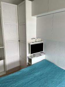 TV a/nebo společenská místnost v ubytování Dachgeschosswohnung mit kostenlosem Parkplatz und Internet!