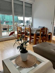 Posezení v ubytování Dachgeschosswohnung mit kostenlosem Parkplatz und Internet!
