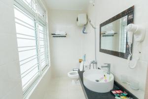 Koupelna v ubytování Nhà nghỉ Đức Trọng + 27 fotografií