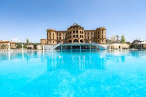 Bazén v ubytování Latar Hotel Yerevan nebo v jeho okolí