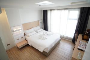 Postel nebo postele na pokoji v ubytování Heroes Hotel