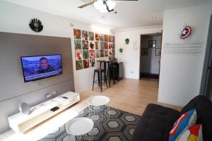 TV a/nebo společenská místnost v ubytování Heroes Hotel