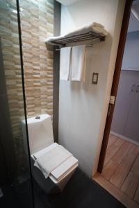 Koupelna v ubytování Heroes Hotel