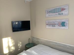 Televízia a/alebo spoločenská miestnosť v ubytovaní TópART Apartman C