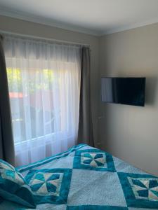 Televízia a/alebo spoločenská miestnosť v ubytovaní TópART Apartman C