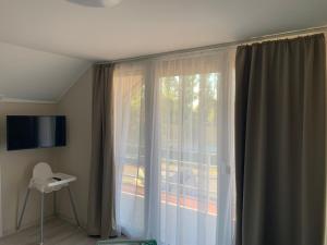 Televízia a/alebo spoločenská miestnosť v ubytovaní TópART Apartman C