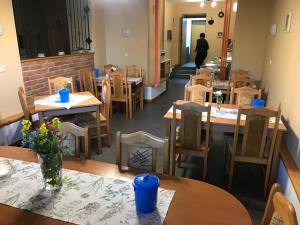 Reštaurácia alebo iné gastronomické zariadenie v ubytovaní Pension Aura Špičák, některé pokoje se saunou