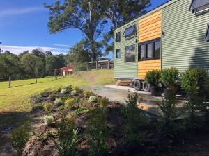 Galería fotográfica de Gorgeous 2 bedroom tiny house plus luxury Glamping en Bollier