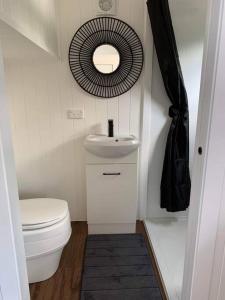 Bollier的住宿－Gorgeous 2 bedroom tiny house plus luxury Glamping，相簿中的一張相片