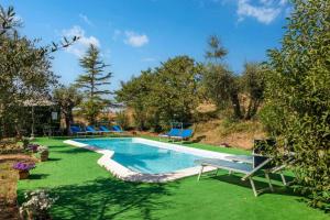 Bazén v ubytovaní La Meriggia Senigallia Agriturismo alebo v jeho blízkosti